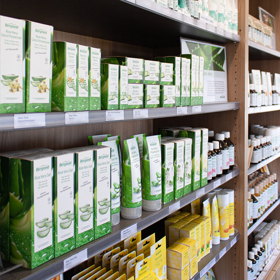 Seitliches Foto eines Regals im Werksverkauf mit Aloe Vera Produkte