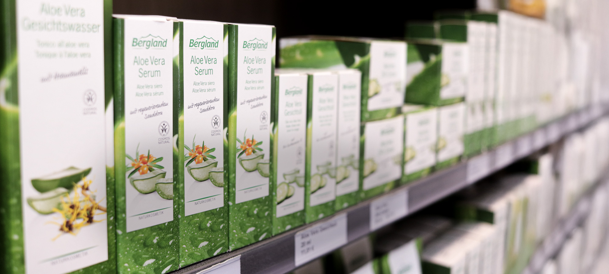 Nahaufnahme von Aloe Vera Produkten in einem Regal